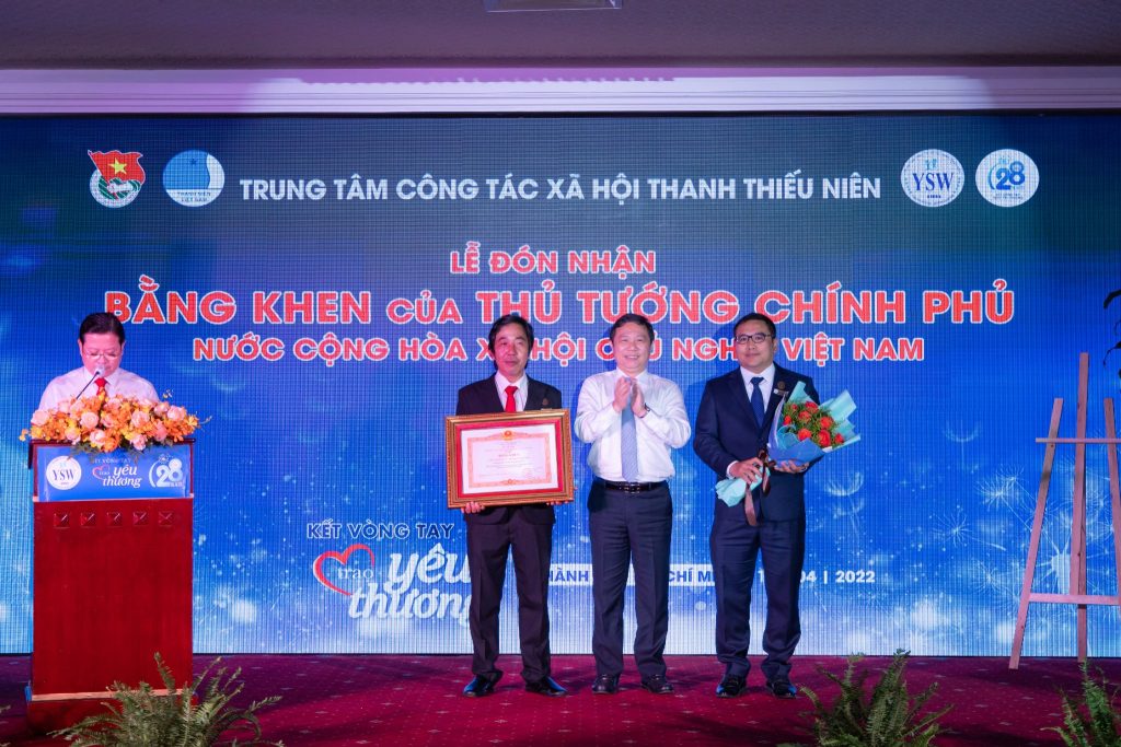 Chương trình “Kết vòng tay – Trao yêu thương” kỷ niệm 28 năm thành lập